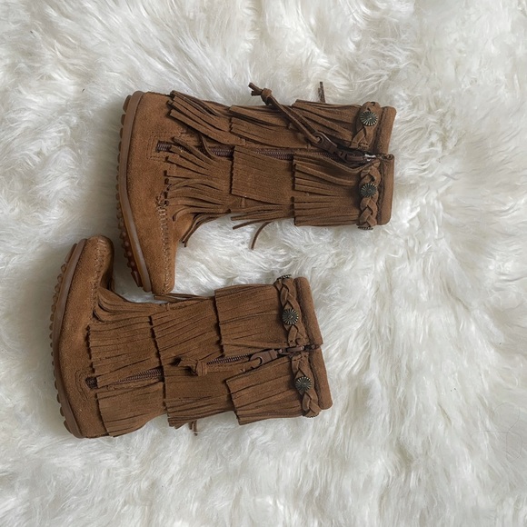 minetonka || Suede Fringe Kids Boots - Picture 10 of 11